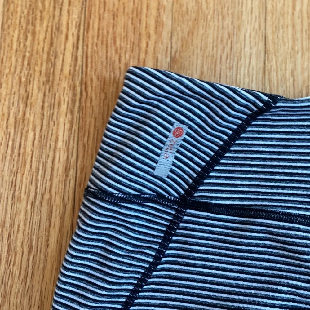 Zella crop leggings‎ in black gray white parallel stripes flattering size medium - Image 3