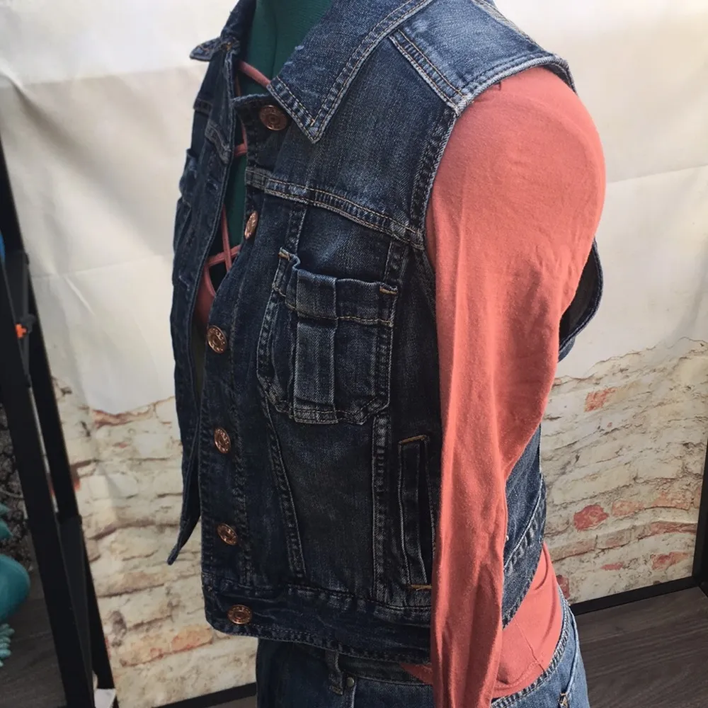 EXPRESS  Cropped Button Up Denim Jean Vest with Pockets - Image 3