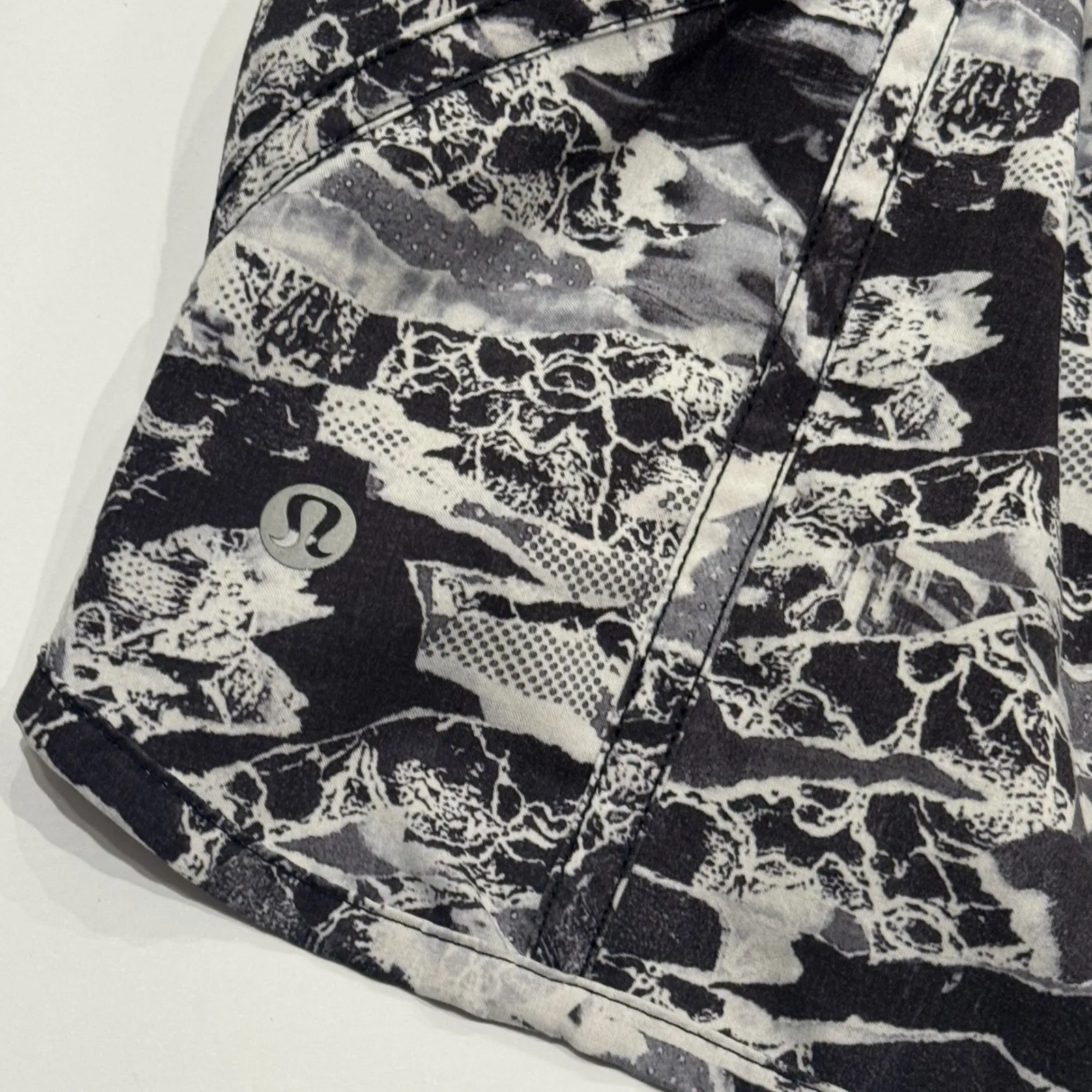Lululemon Tracker Shorts Black White Abstract Print Elastic Zip Pocket Size 4 - Image 8
