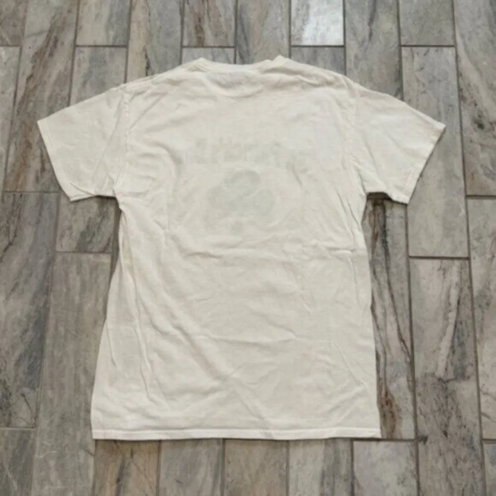 NEW Delta women's medium white/green St. Patrick's Day t-shirt - Image 3