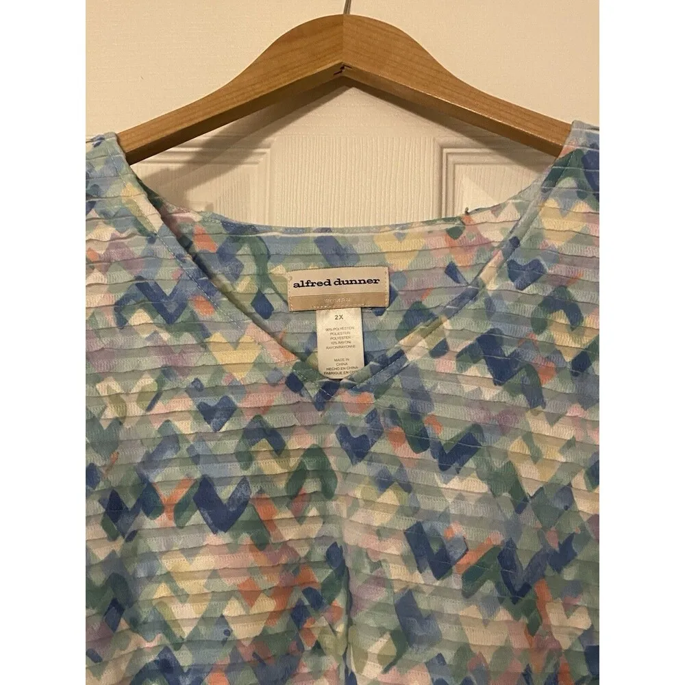 Women's 2X textured v neck top multi colored Plus size - Image 2