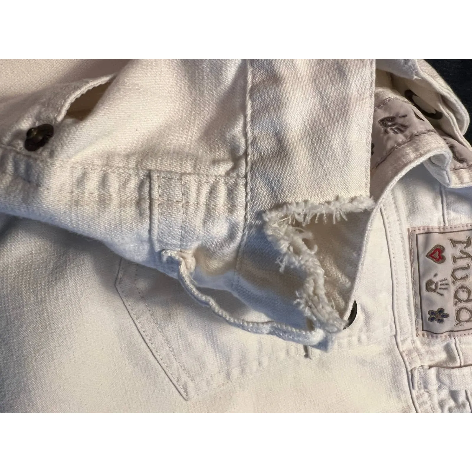 Mudd  Jeans Women's‎ White Shorts Three Button Snap Size 5 Waist Sides are Cut - Image 8