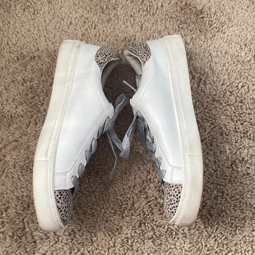 Universal thread star sneaker with leopard print and silver laces - Image 7