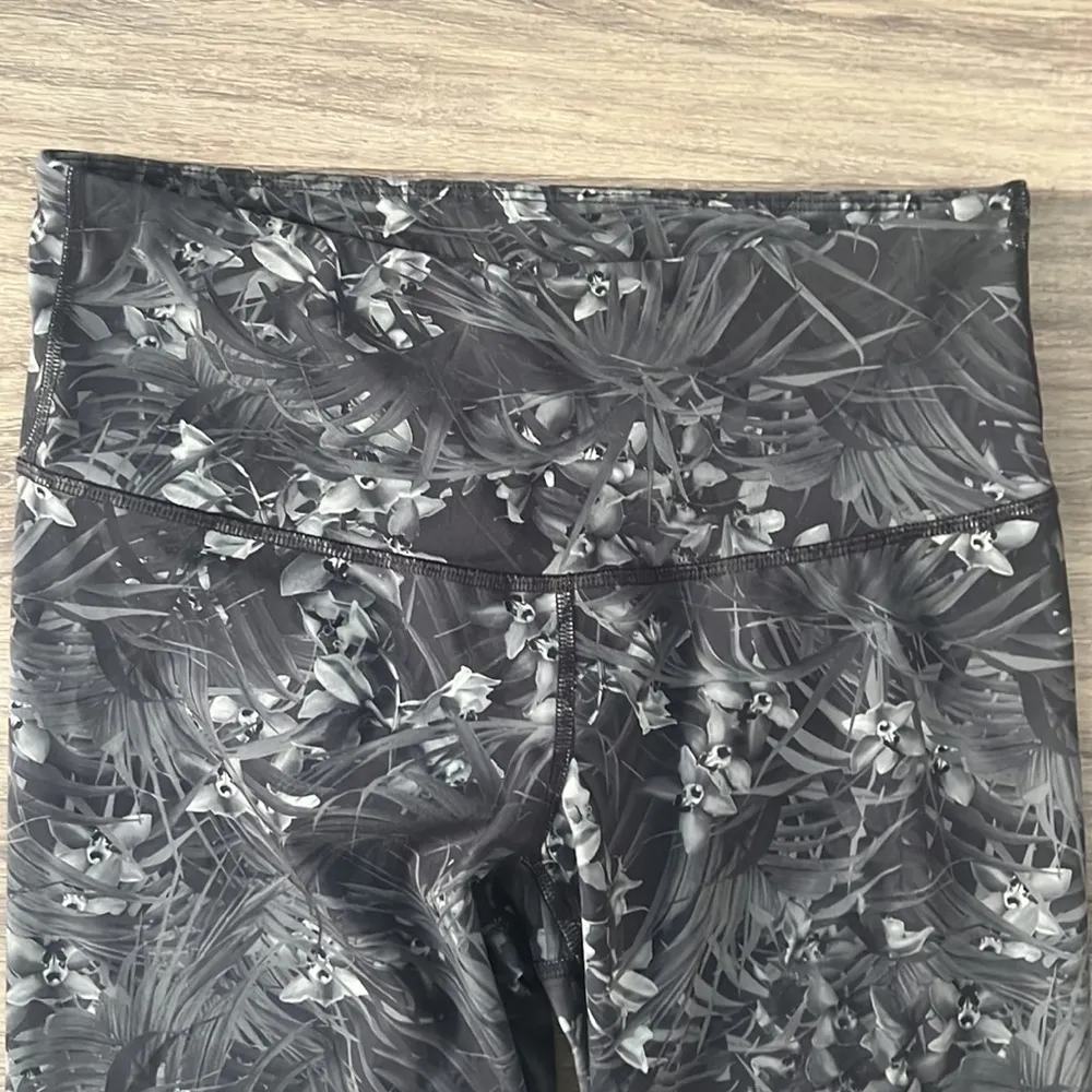 Old Navy Floral Print Fitted Crop Leggings Large - Image 2