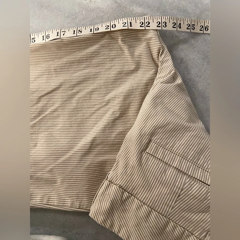 Old Navy Size 8 Khaki Cream Stripe Stretch Mid Rise Straight Leg Cropped Pants - Image 12