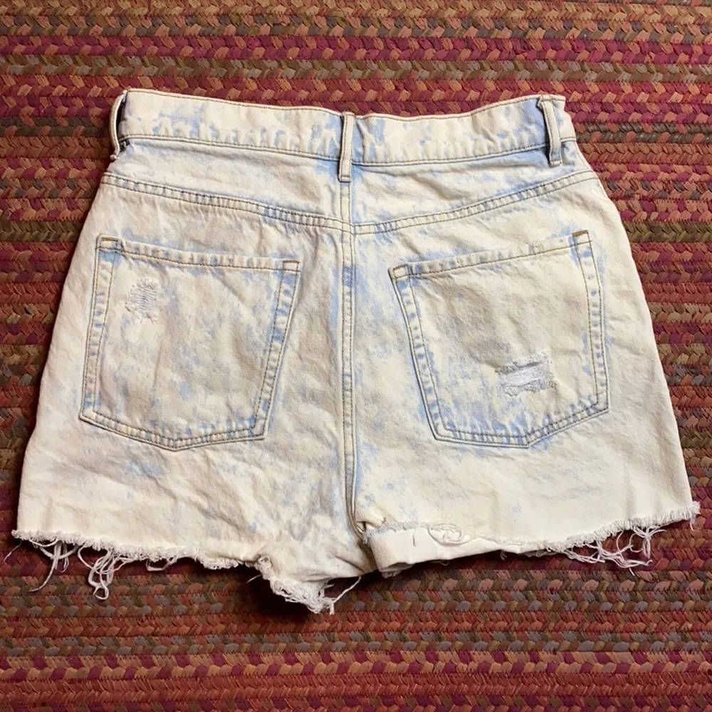 ACID WASH PAC SUN HIGH RISE ICON DISTRESSED DENIM SHORTS - Image 3