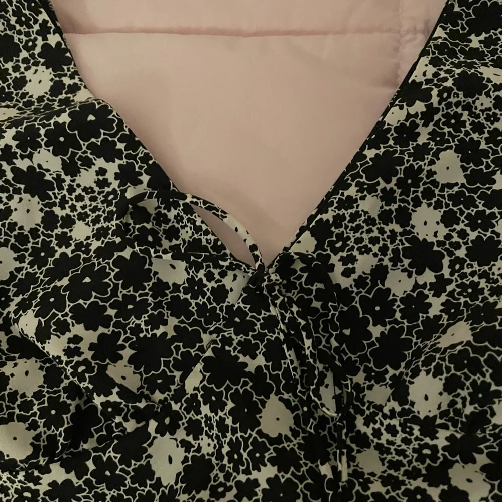 Express World Brand black & white floral summer vacation beach dress, size 5 - Image 4