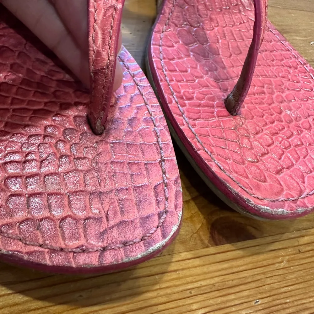 Tory Burch Pink and Brown Croc-Embossed sándals - Image 2