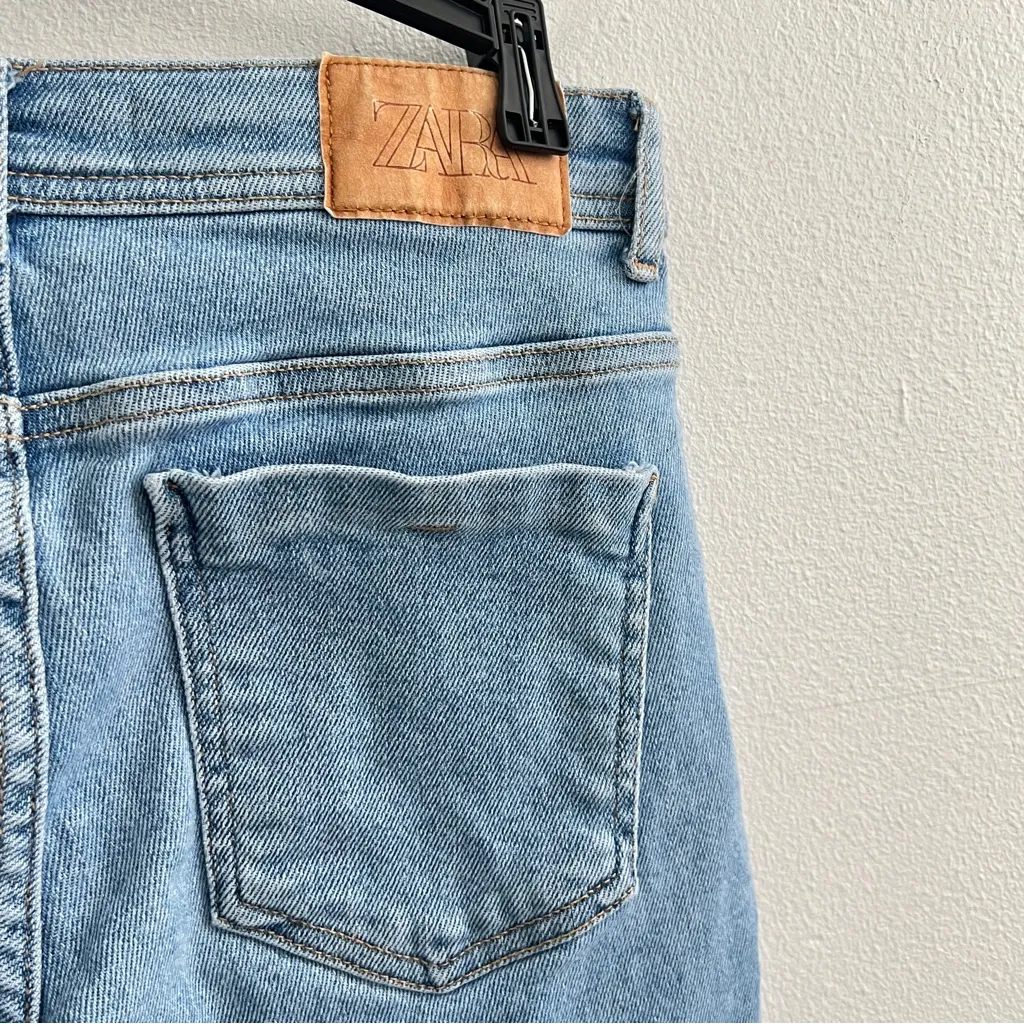 Zara Cropped Blue Jeans - Image 5