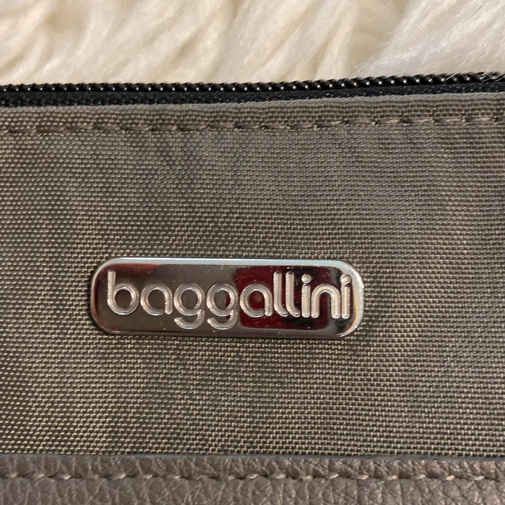 Baggalini Shoulder Bag BNWOT color gray adjustable stripe lots of zippers - Image 2