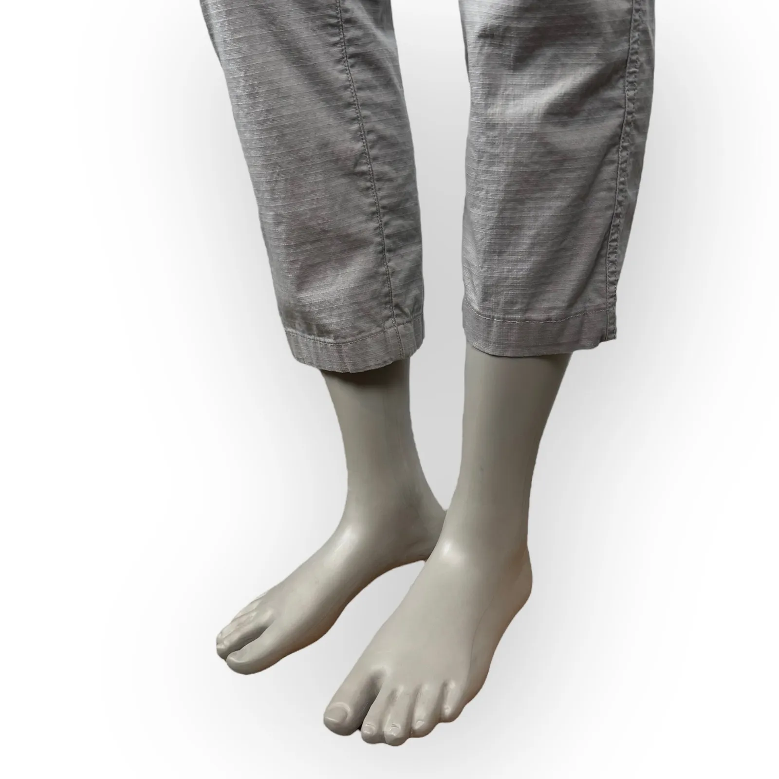 Vuori Women's Gray Cropped Mid-Rise Performance Athletic Pants Size Medium - Image 10