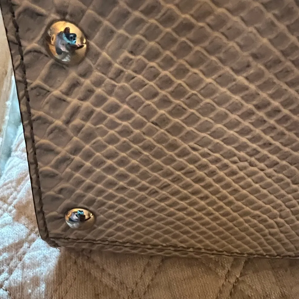 Micheal Kors Crocodile embossed leather bag. - Image 5