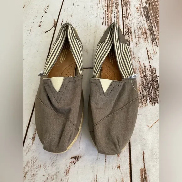 NWOT TOMS DISTRESSED GRAY AND CREAM STRIPPED ESPADRILLE STYLE SLIP ON SHOES - Image 2