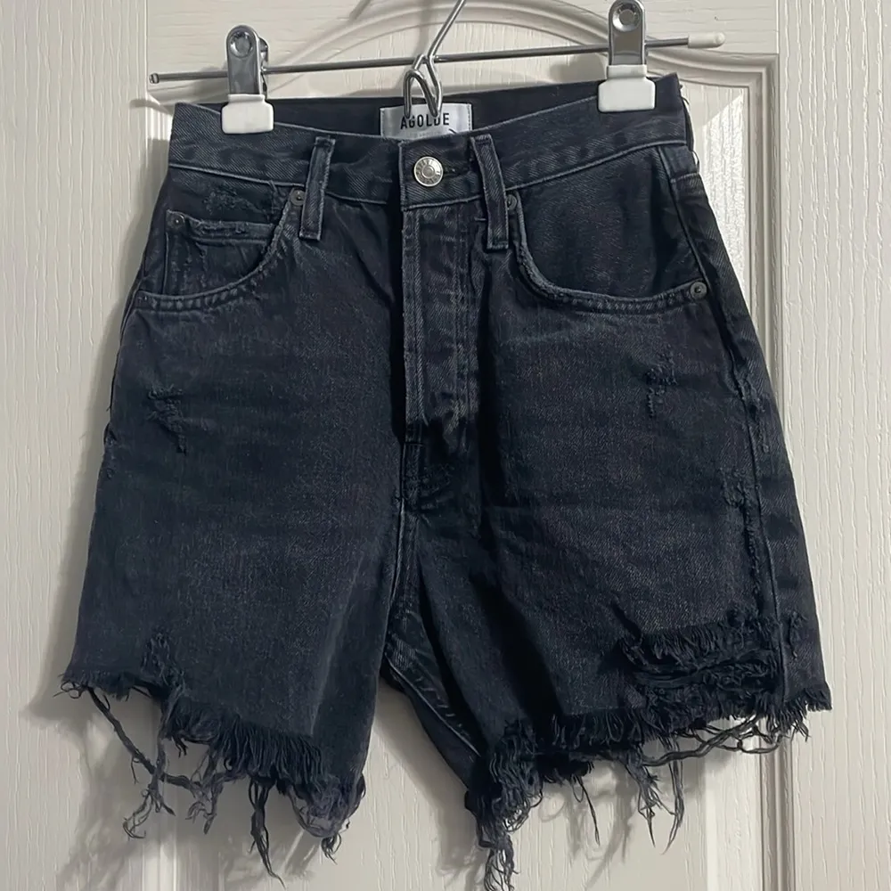 💖 Agolde Riley Distressed Black Denim Shorts size 22 - Image 2