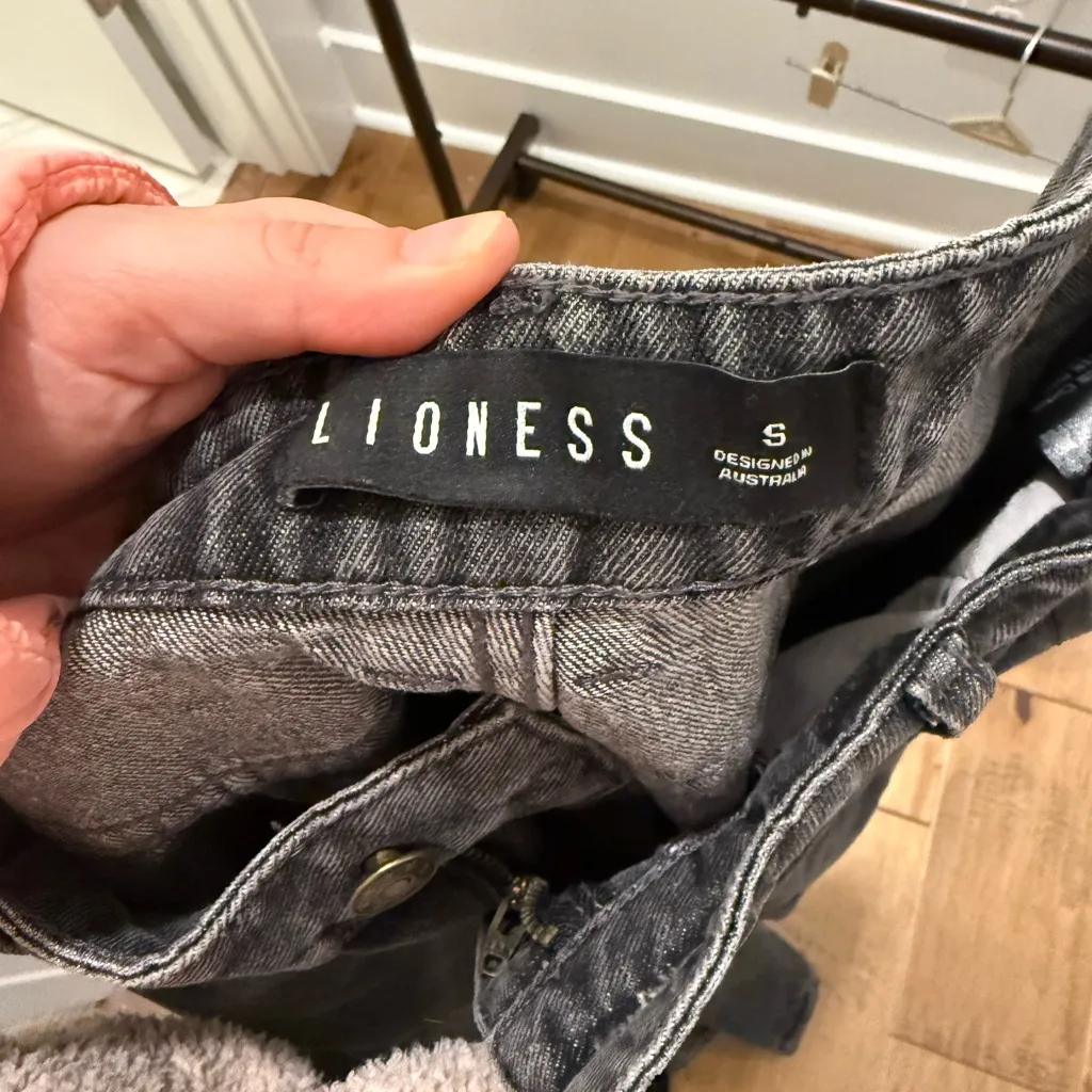 Lioness Freedom Jeans in Washed Charcoal - Image 4