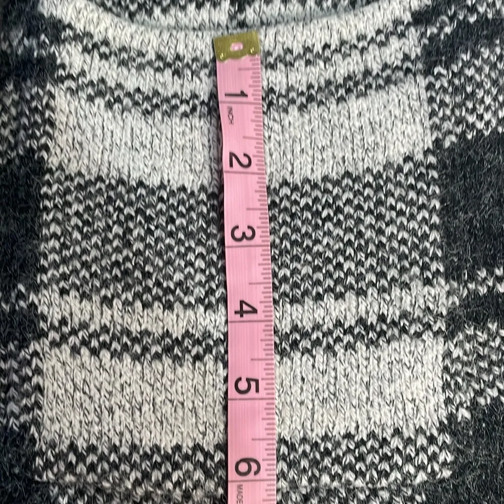 Long cape vest single snap closure dual pocket plaid vent back soft knit sweater Gray Size L - Image 7