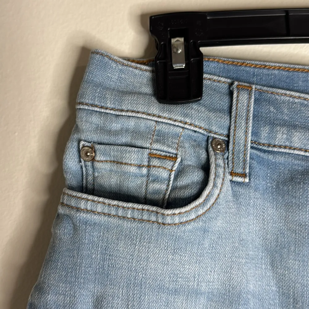 7 For All Mankind Women's light wash Denim Mid Roll Shorts Size 26 - Image 4