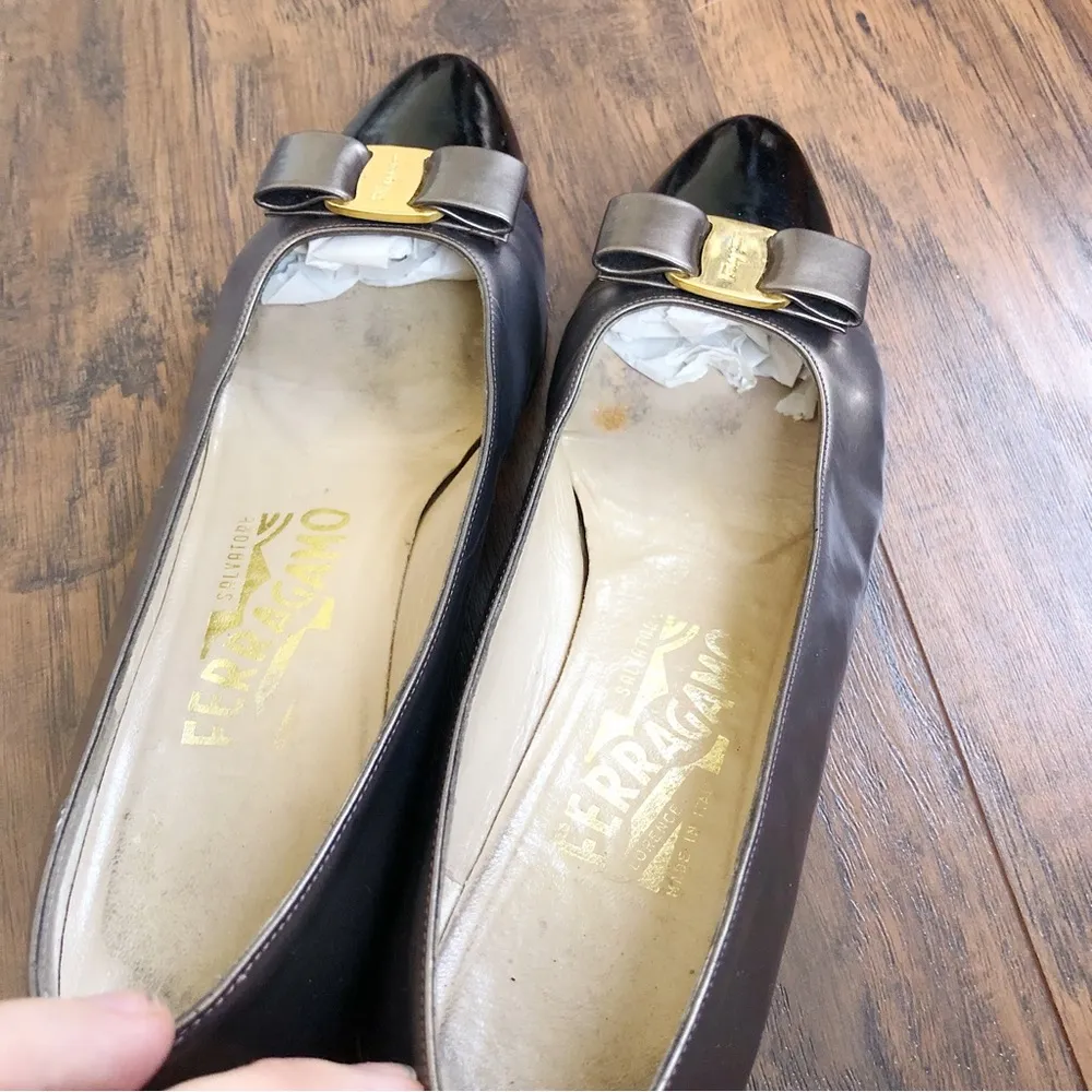 Ferragamo • vintage wedge shoes bronze black leather bow detail - Image 11