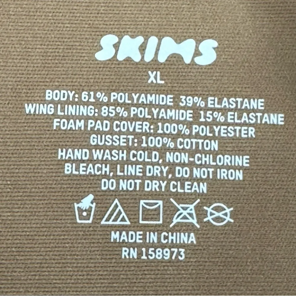 Skims Body Molded Underwire Slip - Image 12