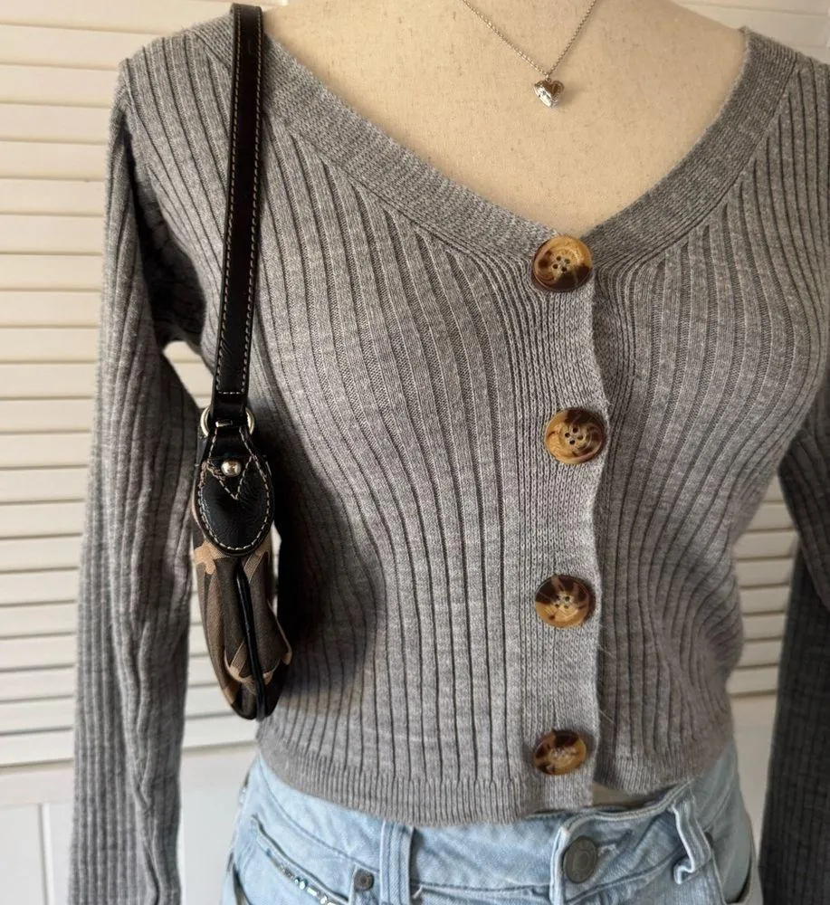 Boohoo Cropped Grey Ribbed Buttoned Cardigan Sweater - Image 4