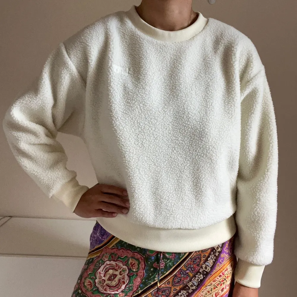 Levi’s Women’s Cream Sherpa Crewneck Sweatshirt Size XS - Image 9