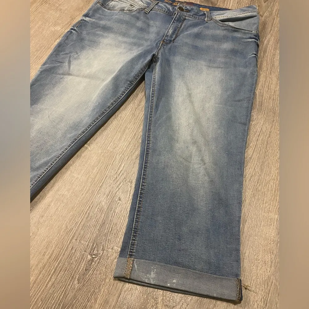 Faded Glory Medium Wash Relaxed Fit Denim Capris | Pants - Image 2