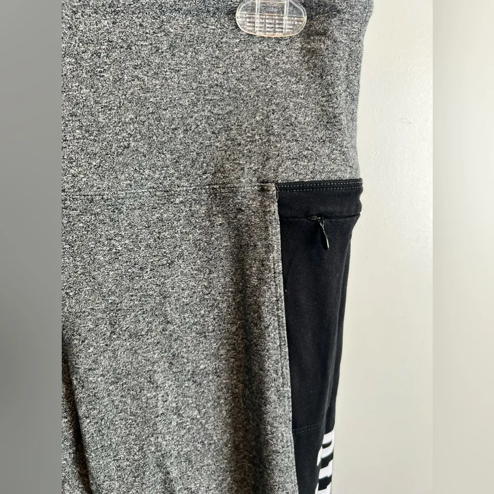 PINK Yoga Legging 3/4 ankle grey and black size Large - Image 8