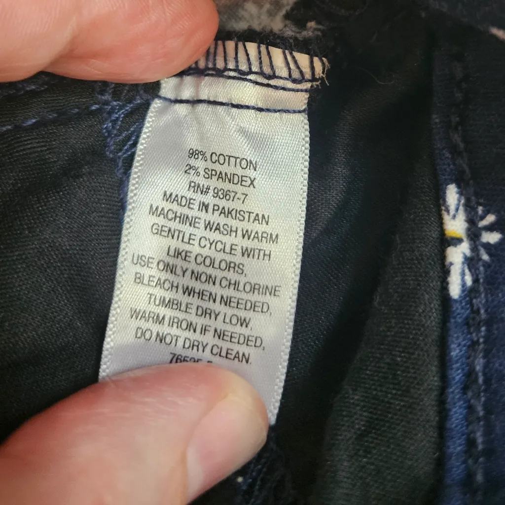 St. John's Bay Navy Floral Mid Rise Secretly Slender Capris Sz 14-16 - Image 7