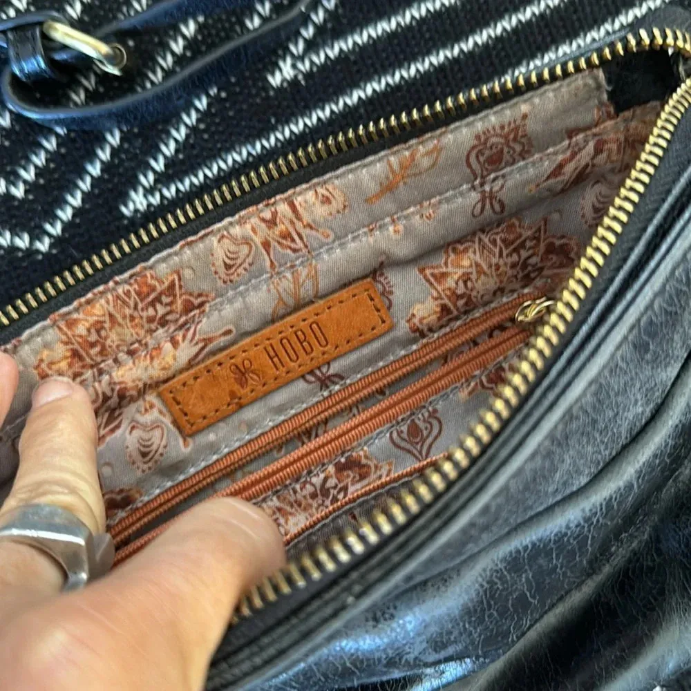 Hobo black leather crossbody bag - Image 6