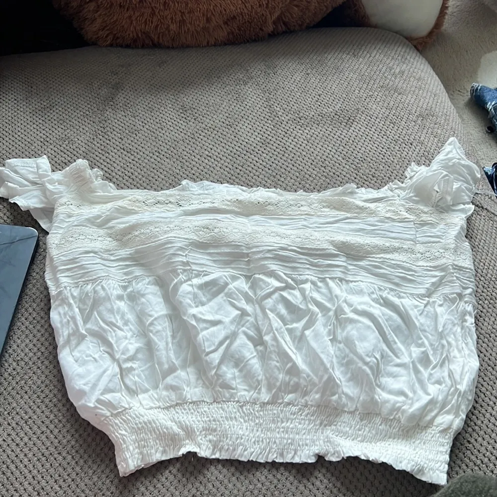 NWT LF SEEK THE LABEL white off the shoulder smocked crop top with lace insert - Image 8