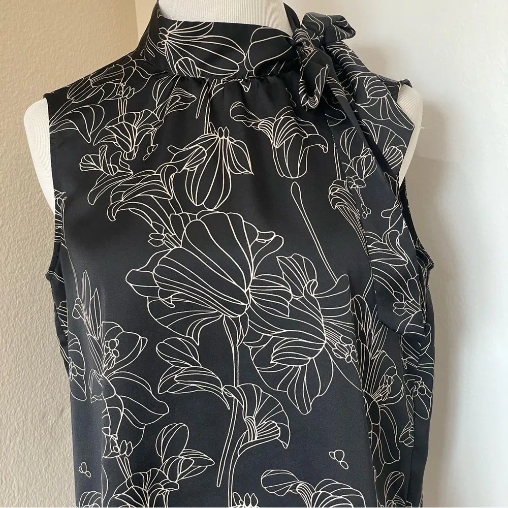 Factory Blouse Mock Neck Floral Sleeveless - Image 2