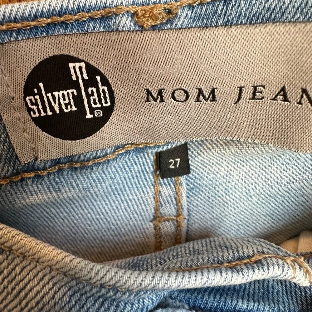 Levi’s Silvertab Mom Jeans 27x27 Baggy Distressed Light Wash - Image 2