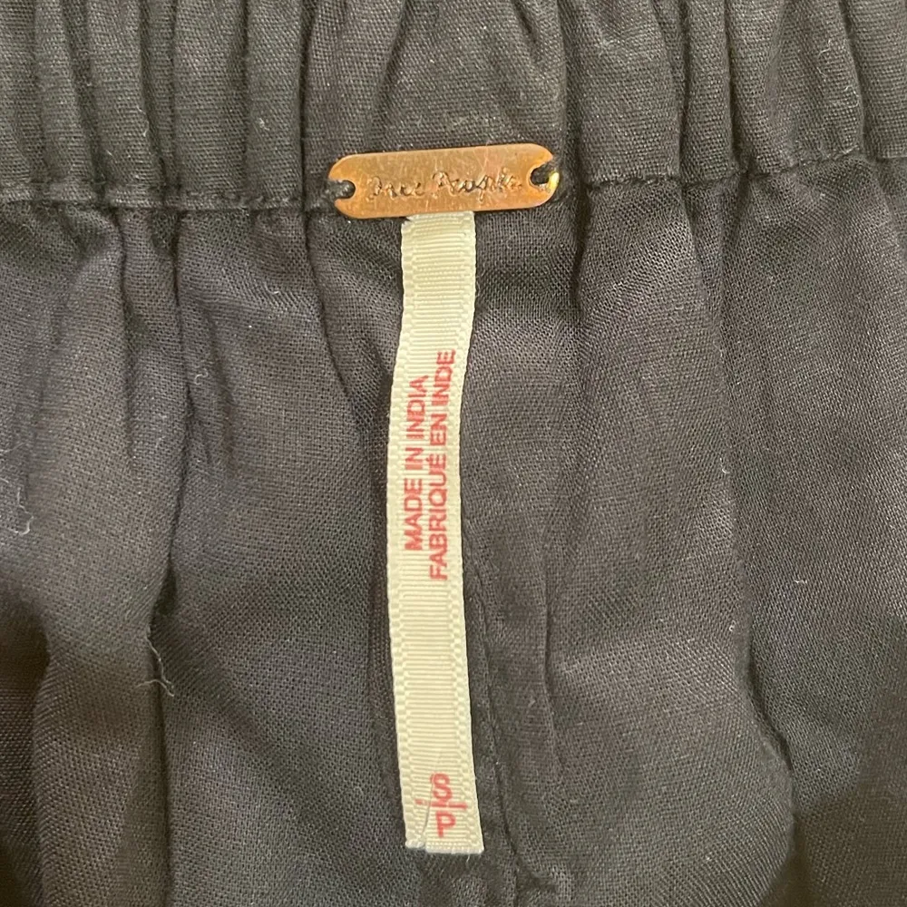 Women’s Free People black flat front pull on shorts Size small - Image 3