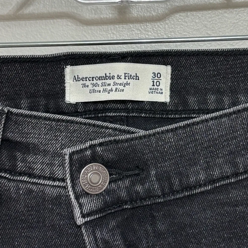 Abercrombie The 90s Slim Straight Ultra High Rise Jeans in Black - Size 10/30 - Image 3