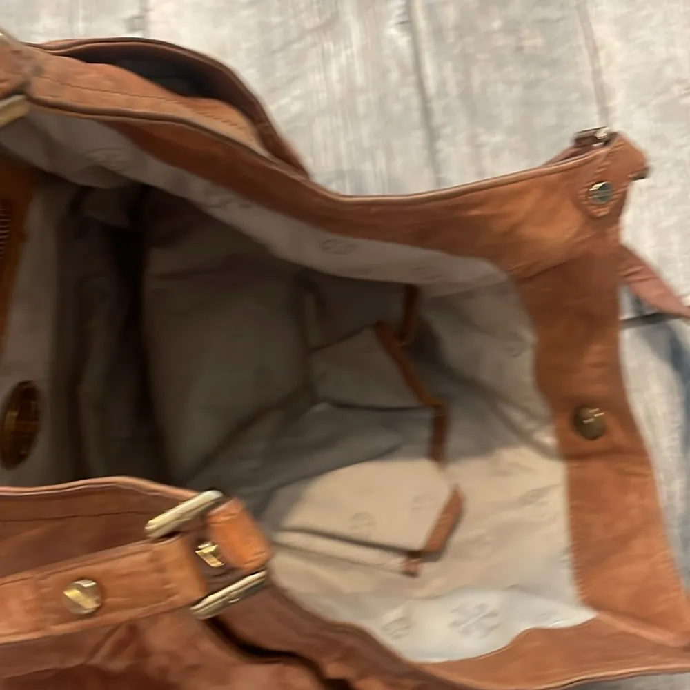 Tory Burch Brown Leather Tote with Slouchy Design and Brass Hardware - Image 7