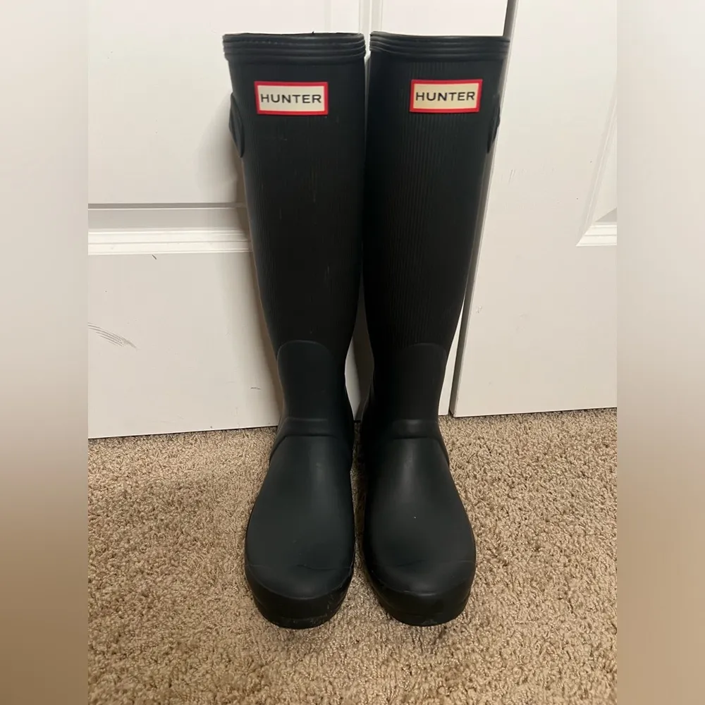 Hunter Ribbed Rain Boots Sz 6 Men 7 Women Navy And Black - Image 4