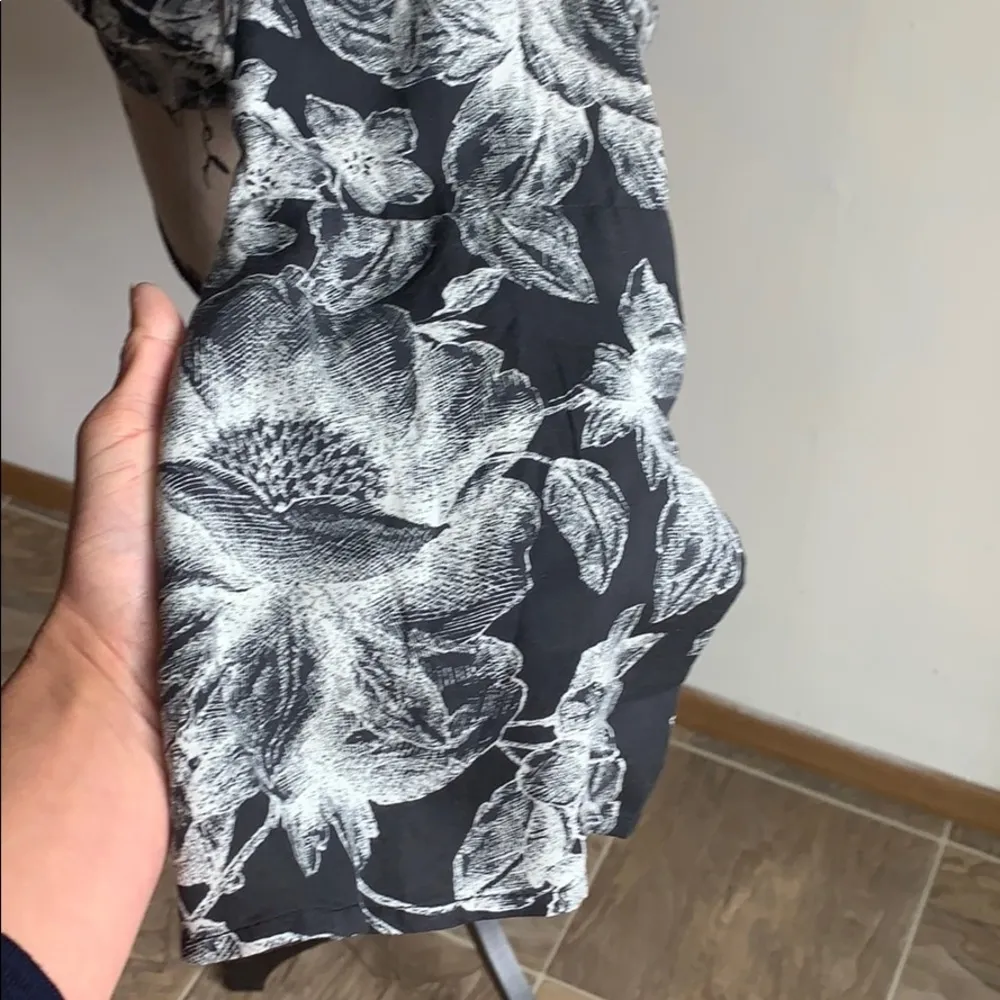 Melrose and Market Floral Hatchback Bell Sleeve Black Blouse Size Small NWT - Image 6