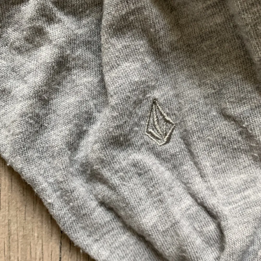 Volcom  gray tie front long sleeve top - Image 6