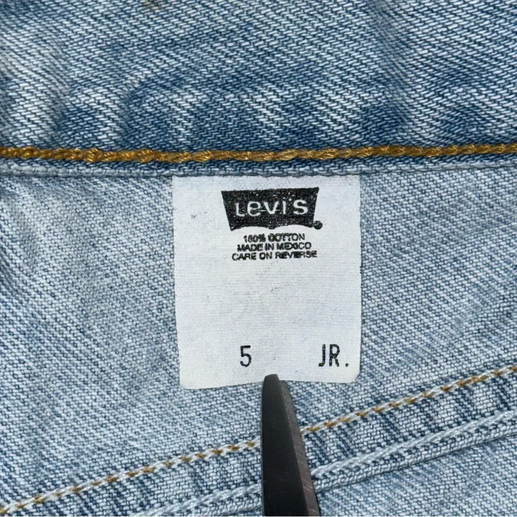 Vintage Y2K Levi’s Exposed Button Fly Denim Jean Shorts 5 / 28 Light Wash 2001 - Image 5