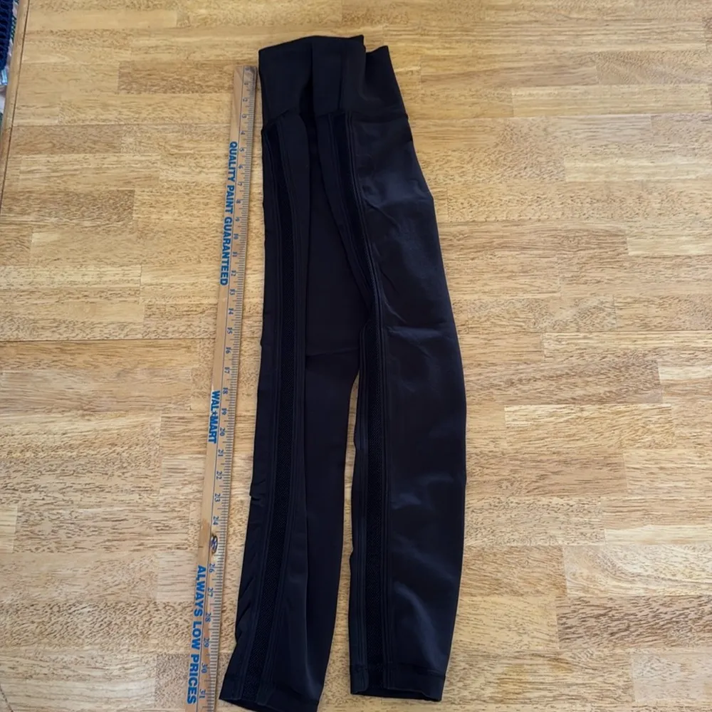 Lululemon Athletica Black Leggings mesh side design full length size 4 like new. - Image 10