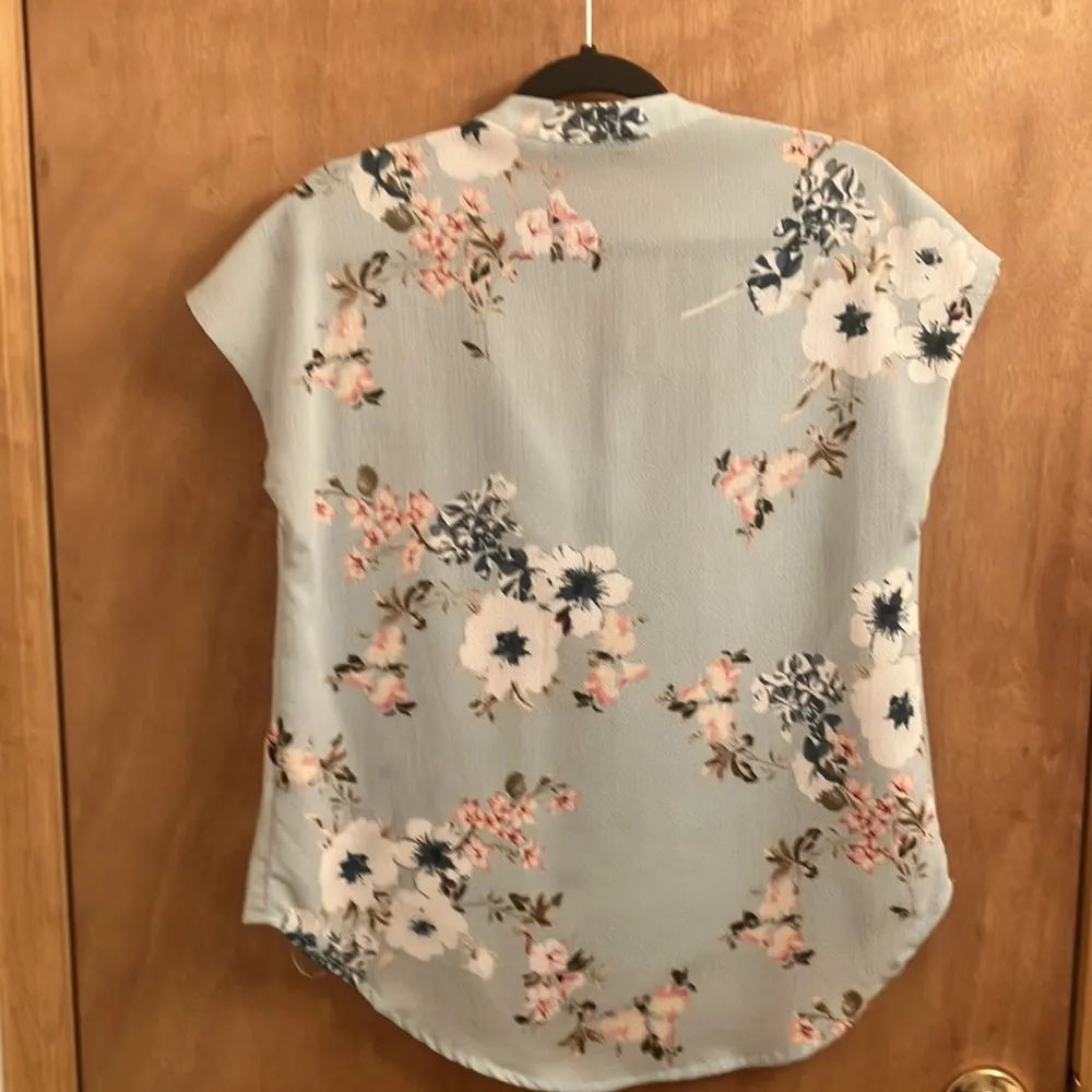 Aqua blue floral print blouse woman’s size small - Image 5