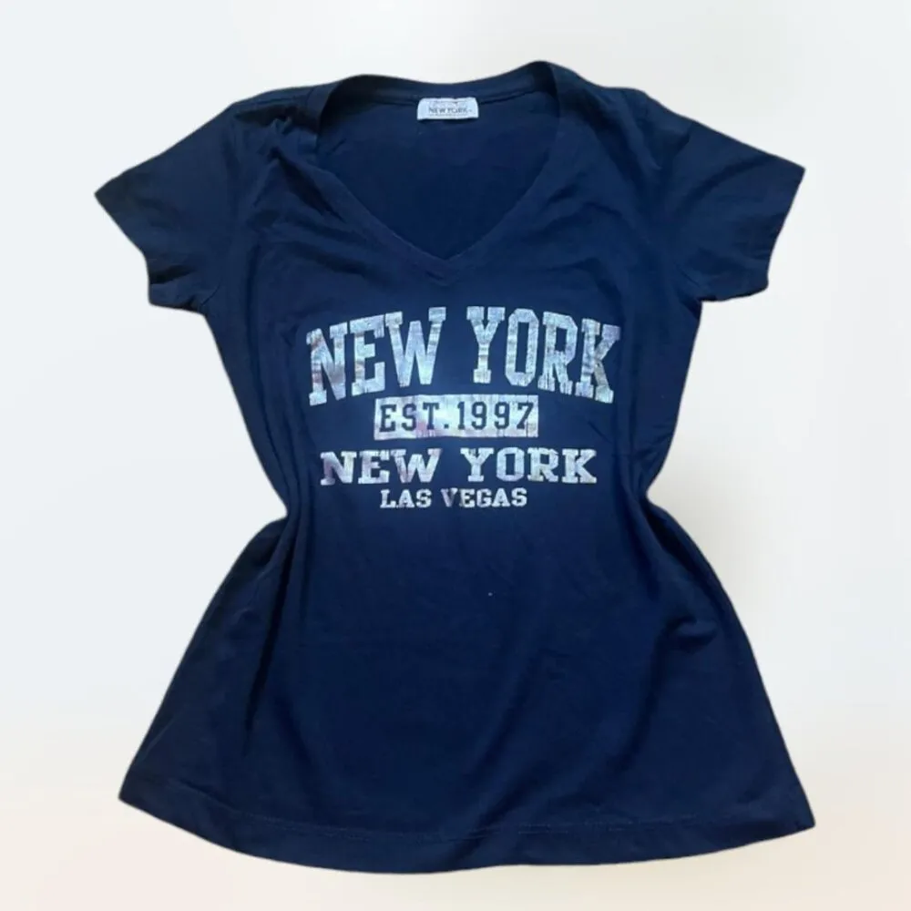Y2k 2000s New York New York Las Vegas hotel and casino navy v neck t shirt M Silver Size M - Image 2
