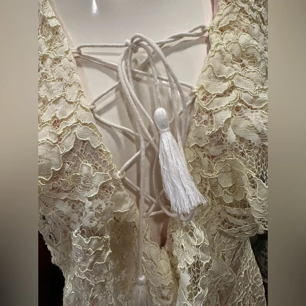 EUC Do + Be pale yellow and beige hight-low lace dress w front strings Vneck - Image 7