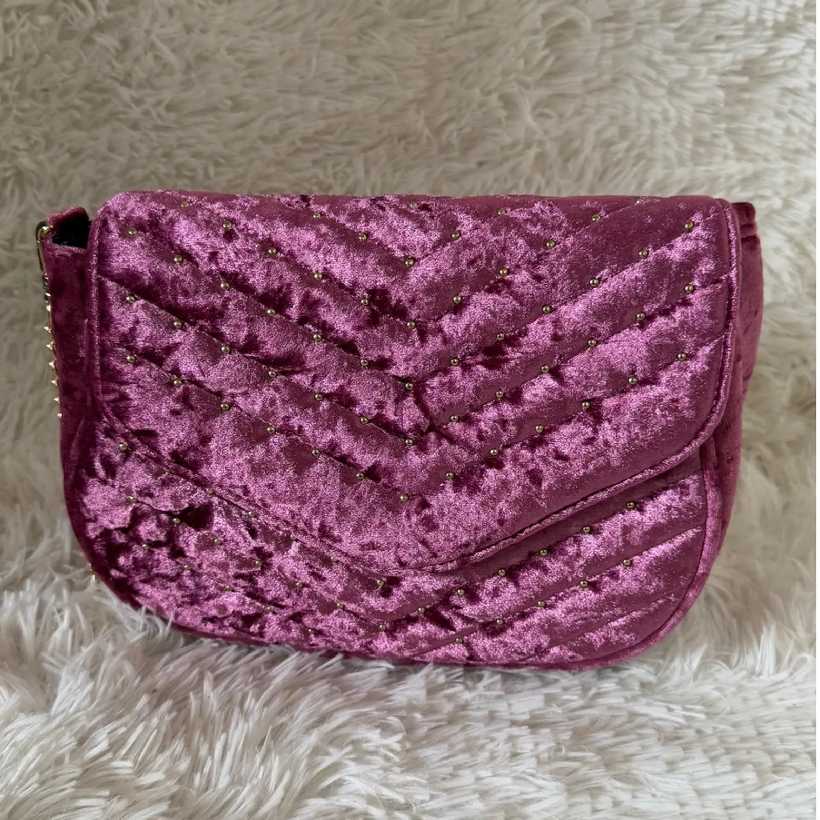 Urban Expressions Velvet Quilted Crossbody Purse Pink Gold Chain - Image 3