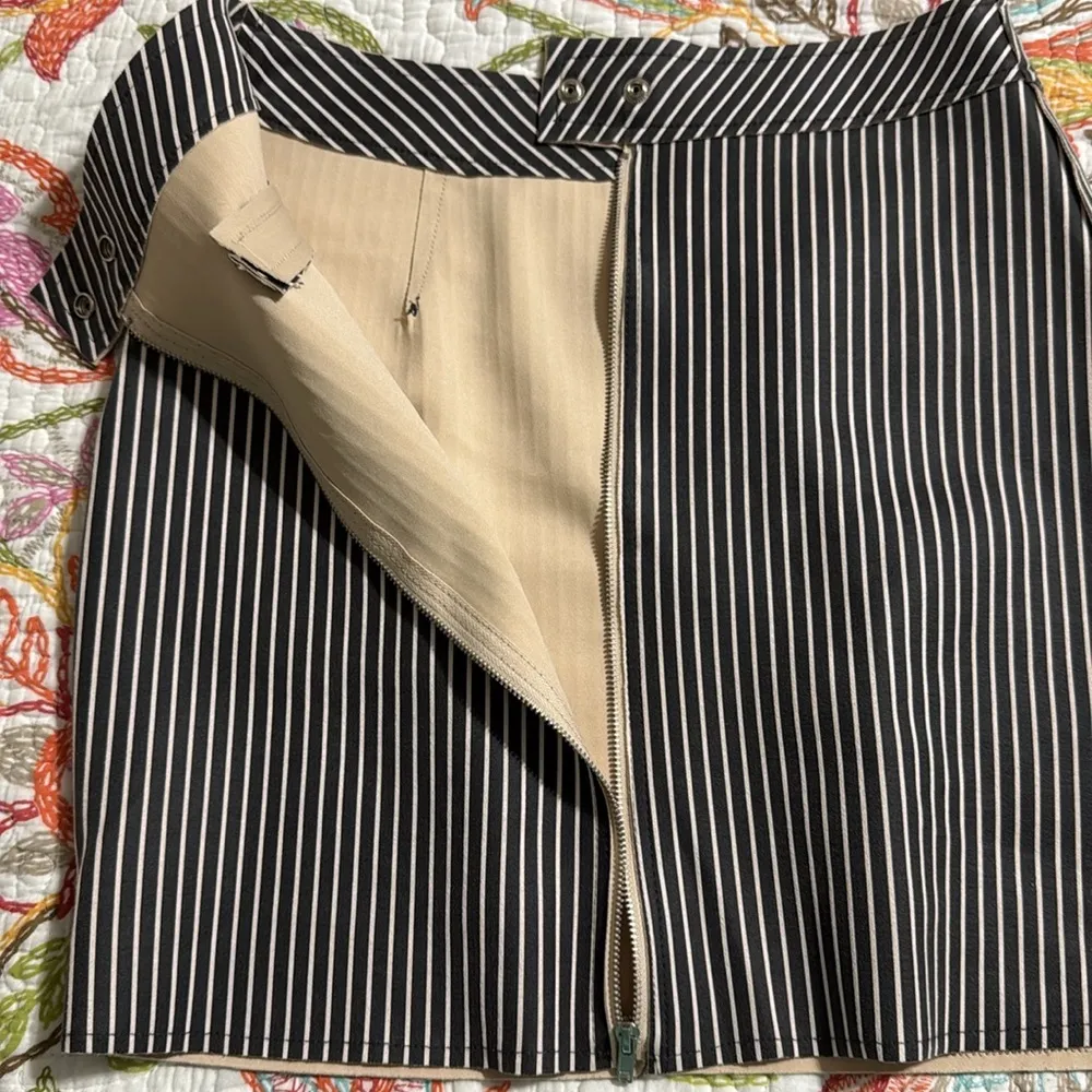 Blue Blush size small mini skirt black cream striped full zip front snap close - Image 4