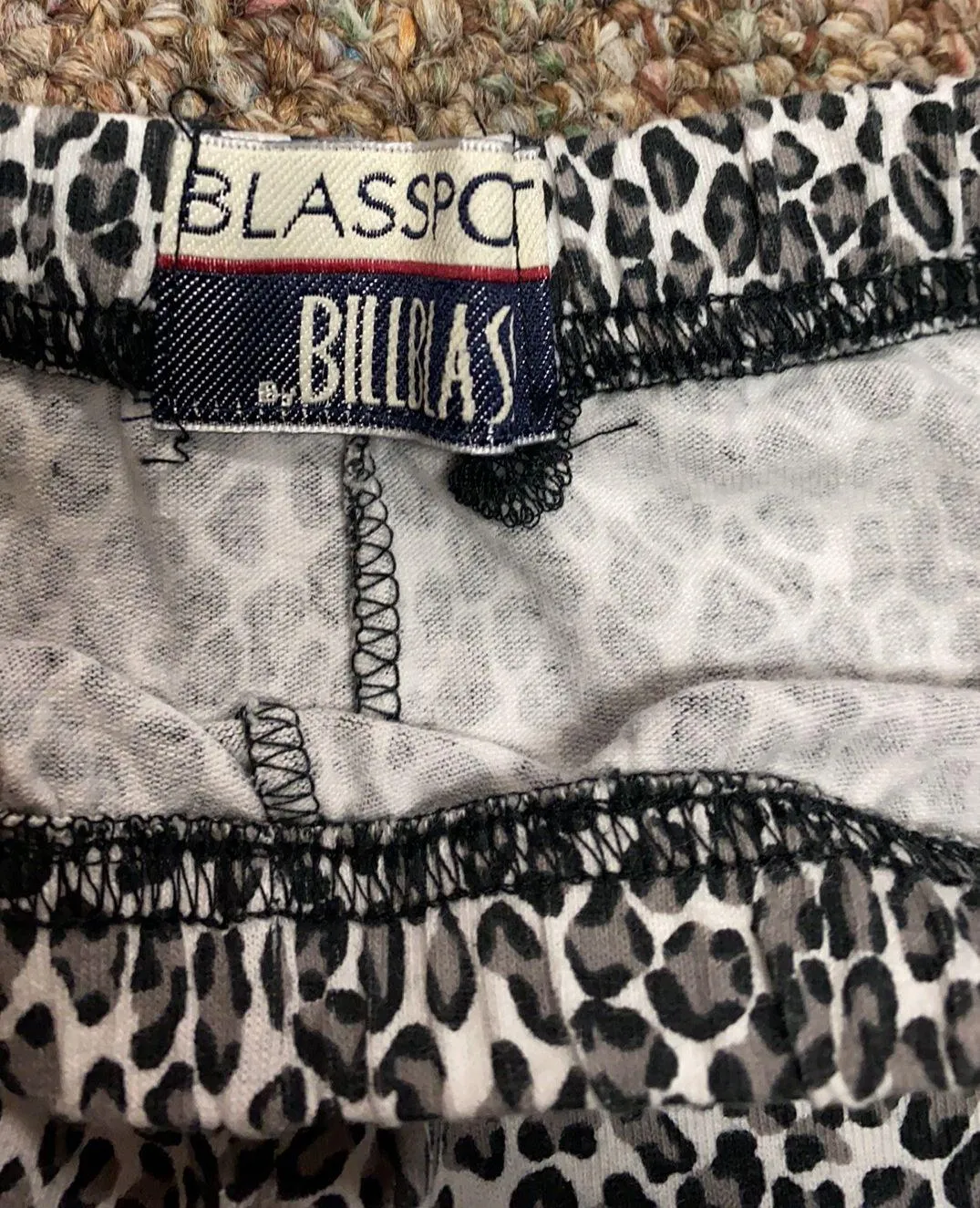 blk/ gray & off wht leopard leggings small. - Image 5