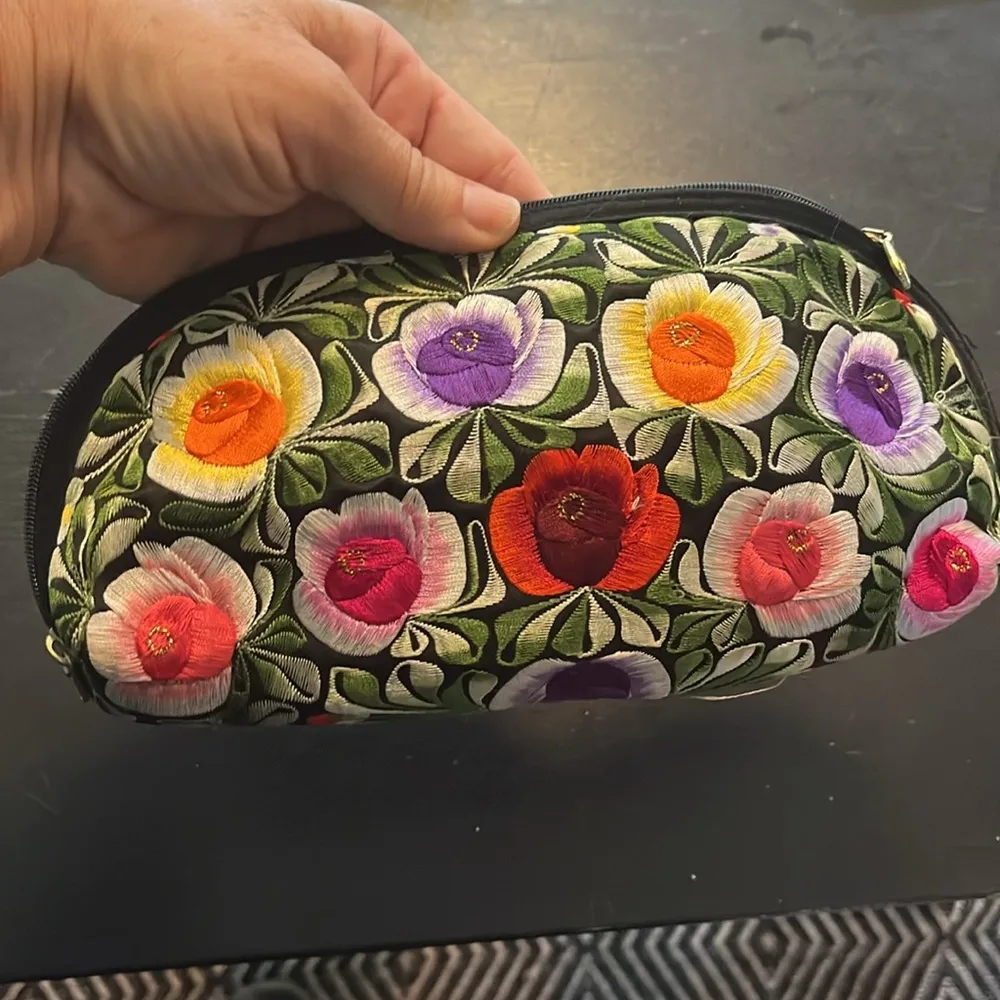 Embroidered makeup case in GUC. Green - Image 3