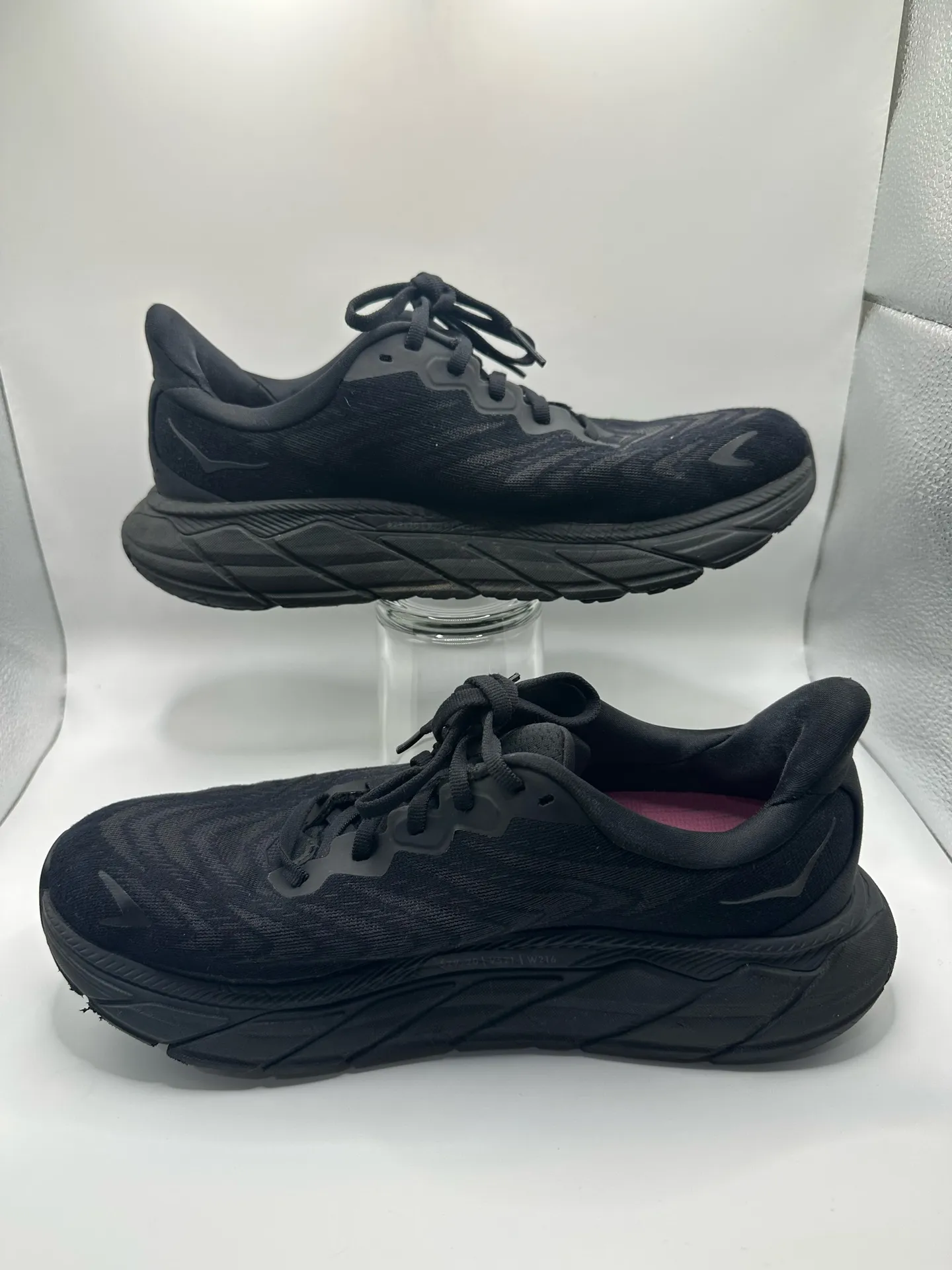 Hoka Arahi 6 All Black Womens 9 - Image 2
