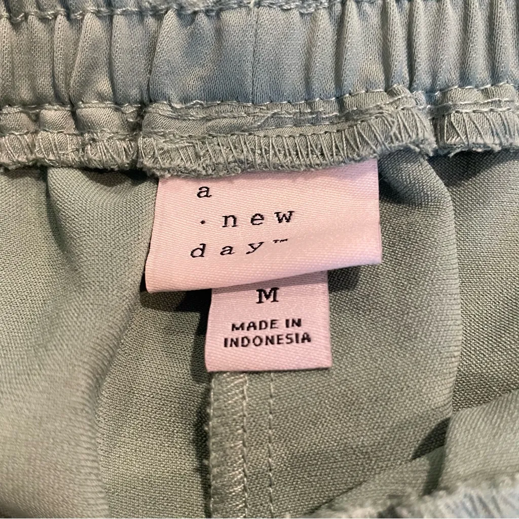 A New Day Jogger Pants Women’s Size Medium Green Lightweight Tapered Leg Pull On - Image 5