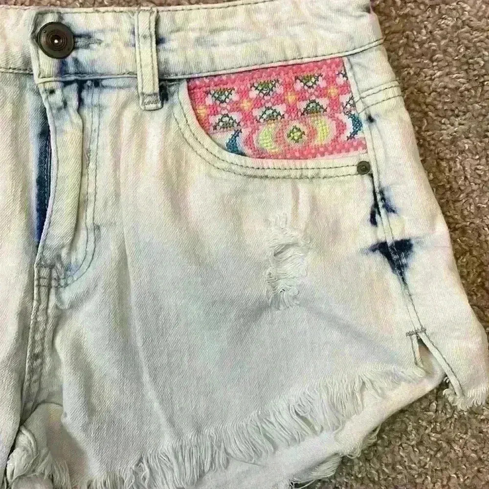 Rue 21 Acid Wash Denim Shorts Embroidered Pockets Frayed Hem‎ Size 7/8 Blue - Image 4
